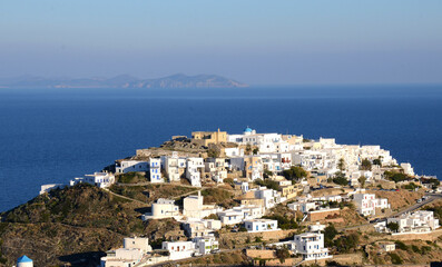 Fototapeta na wymiar pueblos blancos de las islas ciclades de Grecia, a orillas del mar Mediterraneo