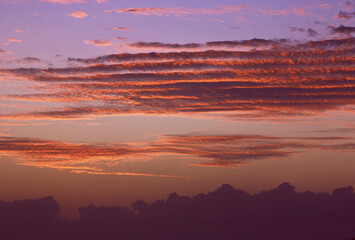 夕映えの波状雲