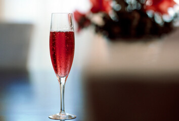 ﾃｰﾌﾞﾙの上で注がれたｽﾊﾟｰｸﾘﾝｸﾞﾜｲﾝ