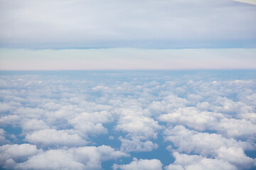 眼下に見下ろす雲海と海