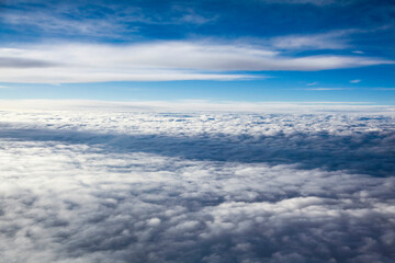 Fototapeta na wymiar 眼下に見下ろす雲海と海