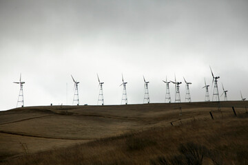 広大な土地に設置された風力発電のプロペラ