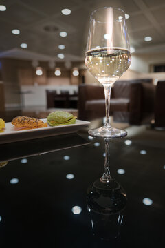 Fingerfood, belegte Br&ouml;tchen und ein Glas Champagner in gehobener Atmosph&auml;re und Business Lounge