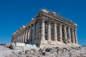 Obraz premium The Acropolis of Athens, Greece, August 2020: Tourist season on the Acropolis during the Coronavirus pandemic