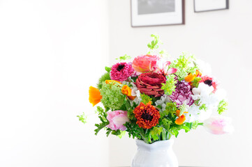 リビングルームの花瓶に入れた春の花のフラワーアレンジメント