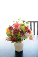 リビングルームテーブル上の花瓶に入れた春の花のフラワーアレンジメント