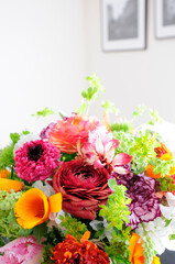 リビングルームテーブル上の花瓶に入れた春の花のフラワーアレンジメント
