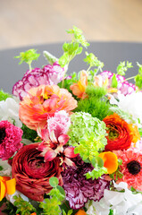 リビングルームテーブル上の花瓶に入れた春の花のフラワーアレンジメント