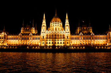 Fototapeta na wymiar budapest. Parlamento di notte visto dal Danubio