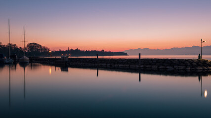 Fototapeta na wymiar lever du soleil au port des Abériaux, Prangin Suisse