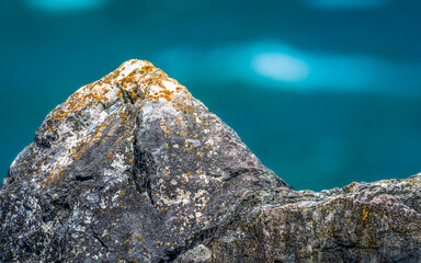 rocher sur fond bleu lac