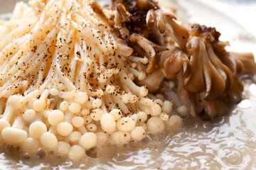 エノキとシメジのバター炒め