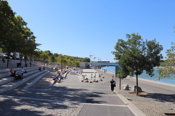 Le quai Victor Augagneur le long du fleuve Rhône à Lyon, rive aménagée en zone piétonne et...