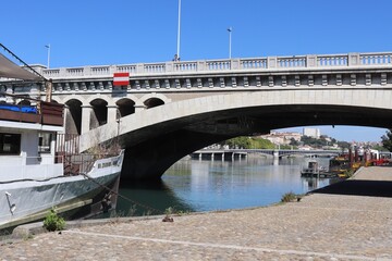 Le quai Victor Augagneur le long du fleuve Rhône à Lyon, rive aménagée en zone piétonne et cycliste sans voiture, ville de Lyon, département du Rhône, France