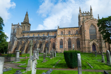 Fototapeta na wymiar Die historische Abtei Kirche in Dunfermline