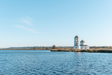 Fototapeta na wymiar Orthodox church among the river