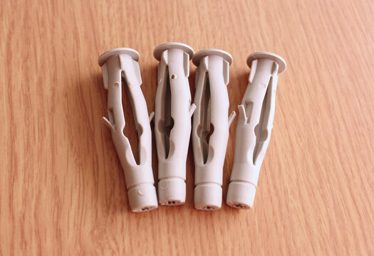 Kit de buchas de pl&aacute;sticos para parafusos de parede, equipamento de constru&ccedil;&atilde;o, manuten&ccedil;&atilde;o, reparos, fixa&ccedil;&atilde;o e consertos. Fundo de madeira