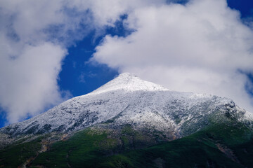冠雪した山