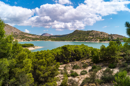 Vistas del embalse Amadorio en Villajoyosa (Alicante, Espa&ntilde;a). Fotograf&iacute;a tomada en un d&iacute;a soleado con nubles blancas y esponjosas.  Bonito lugar con naturaleza salvaje que transmite tranquilidad.