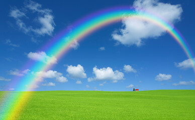 草原の赤い屋根の家と雲と虹