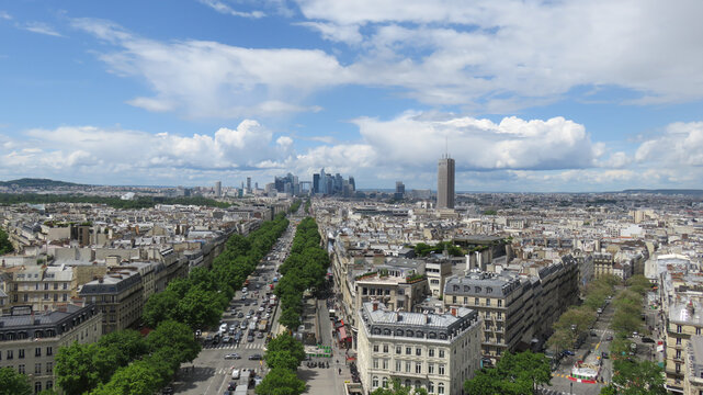 Vista en altura de Paris, con los edificios altos en el fondo.