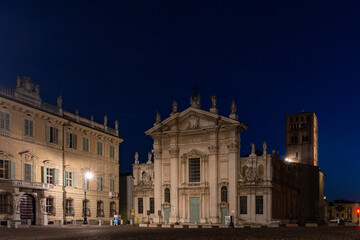 Fototapeta na wymiar Night view of the Mantua Cathedral in Piazza Sordello