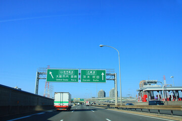 高速道路と青空