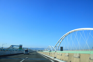 Obraz premium 高速道路と青空