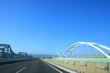 Obraz premium 高速道路と青空