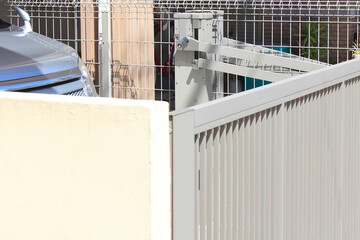 住宅のカーポートの門扉