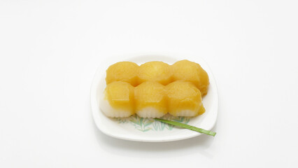 白いお皿に乗っている栗あんだんご