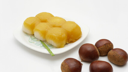 白いお皿に乗っている栗あんだんご