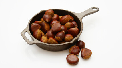 スキレットにのっている沢山の栗