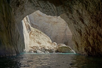 cueva en el mar