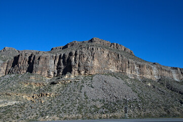 ﾙｰﾄ15のﾛｰﾄﾞサイドに出現する渓谷の岩山