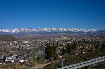 Fototapeta na wymiar 急激な昇り道から見下ろした山間の町と山脈