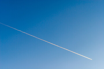 冬の空と飛行機雲