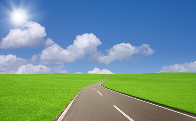 草原の道と雲と太陽
