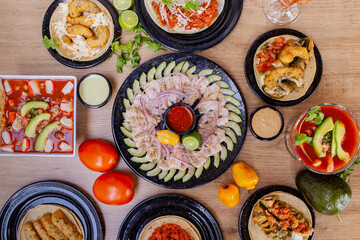 Composición de platillos del mar en mesa de madera clara en una toma cenital