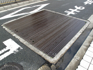 道路の大きい排水口
