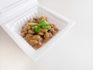 ネギ入りパックに入った納豆