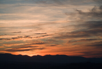 tramonto, cielo, nube, sole, alba, arance, natura, nube, paesaggio, rosso, sera, azzurro, luce, crepuscolo, montagna, luce diurna, montagna, bella, alba, colore, tramonto, giallo, mattina, suggestivo,