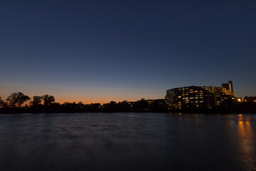 Fototapeta na wymiar 夕方の綺麗な空と水辺の高いマンションの風景