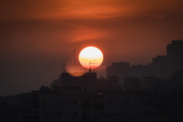 Lindo nascer do sol através dos prédios da cidade grande