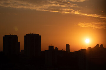 Lindo nascer do sol através dos prédios da cidade grande