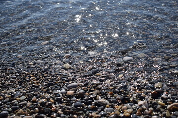 guijarros en la orilla de una playa rocosa