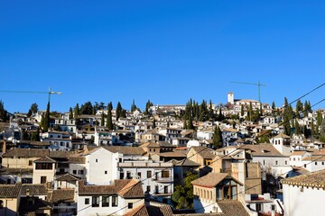 ciudad antigua con edificios de color blanco en Granada, Albaicín