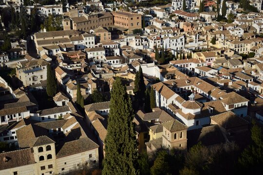 ciudad antigua con edificios de color blanco en Granada