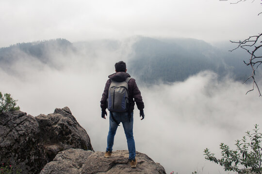 Hombre de espaldas observando el horizonte