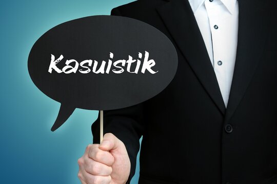 Kasuistik. Mann (Anwalt) h&auml;lt Schild mit Beschriftung. Sprechblase mit Text (deutsch). Hintergrund blau